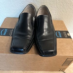 Men’s size 11 Stacey Adam’s dress shoes. Used, still in good condition.